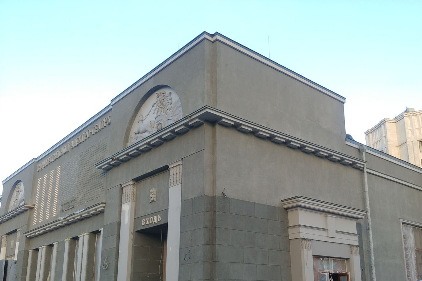 Реставрация фасада кинотеатра «Художественный» завершилась в Москве 