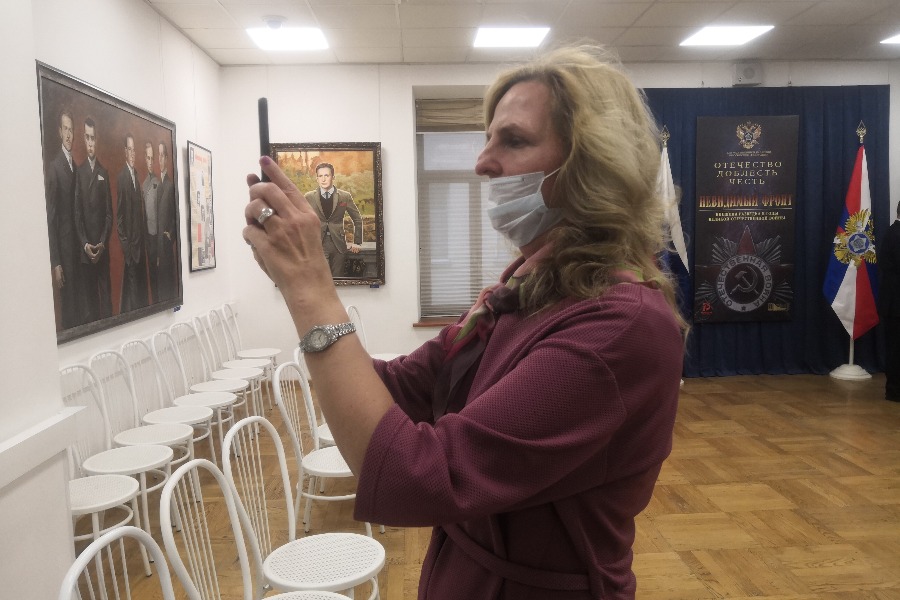 Внучка разведчика Галли Монастырева на открытии выставки, посвященной внешней разведке 