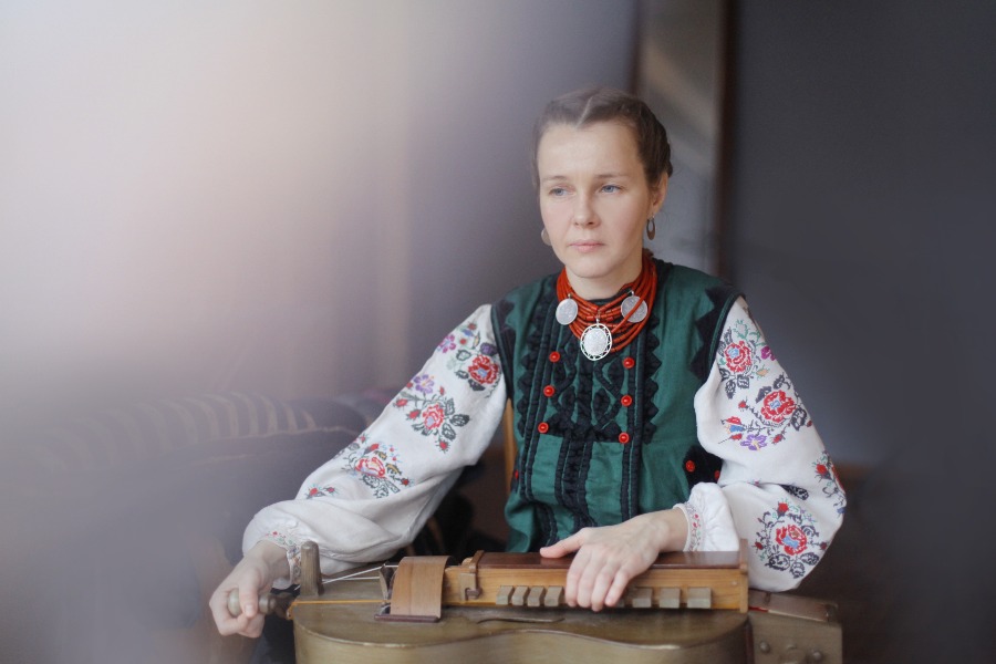 Сербина со старинным инструментом — колесной лирой 