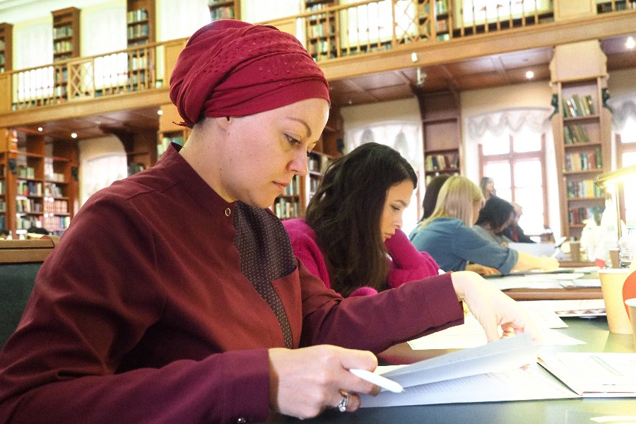 Амина Миджиева (на переднем плане) отвечает на вопросы Большого этнографического диктанта. В этом году акция пройдет онлайн 