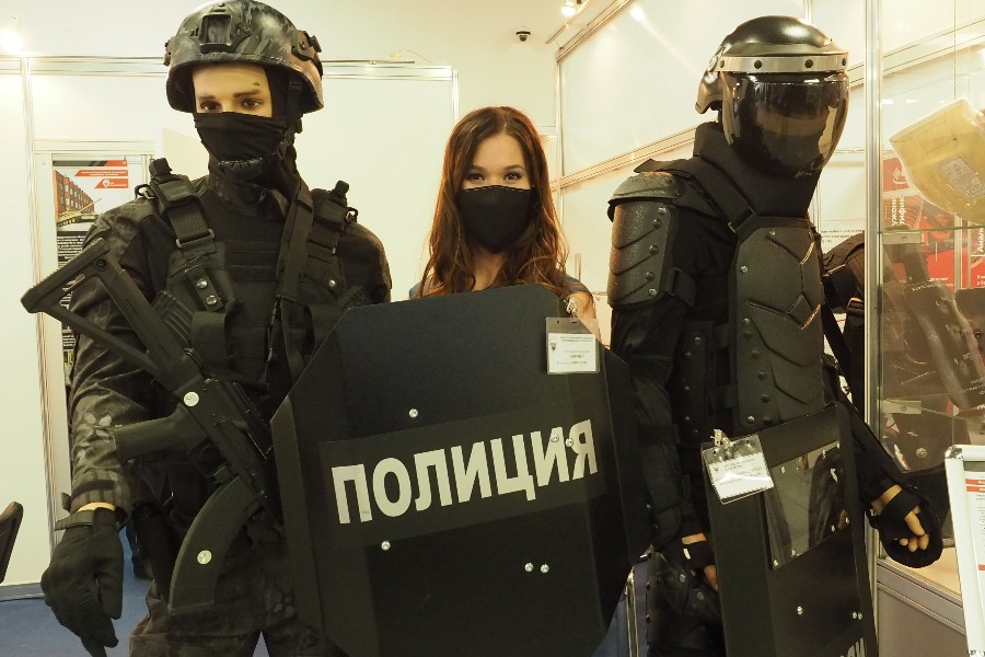 На выставке «Интерполитех-2020» представитель столичного научно-производственного объединения Оксана Мальцева демонстрирует штурмовой щит и специальную экипировку для сотрудников силовых структур