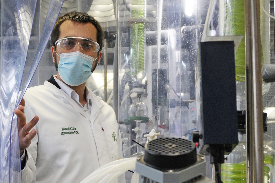 Директор Менделеевского инжинирингового центра РХТУ Ратмир Дашкин контролирует работу технологического отдела