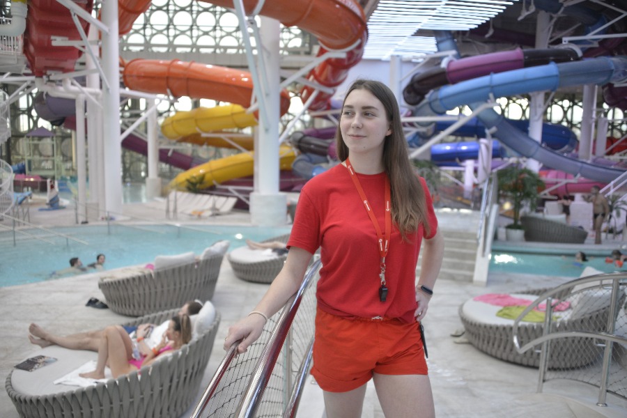 Инструктор плавательного центра «Лужники» Екатерина Гаврилова следит за безопасностью в аквакомплексе