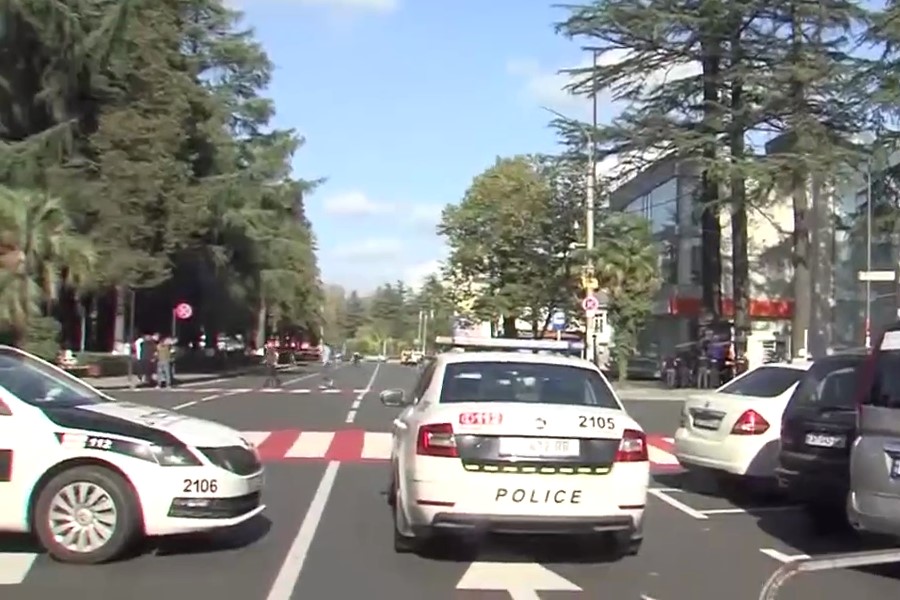 Вооруженный мужчина захватил заложников в «Банке Грузии» в Кварели