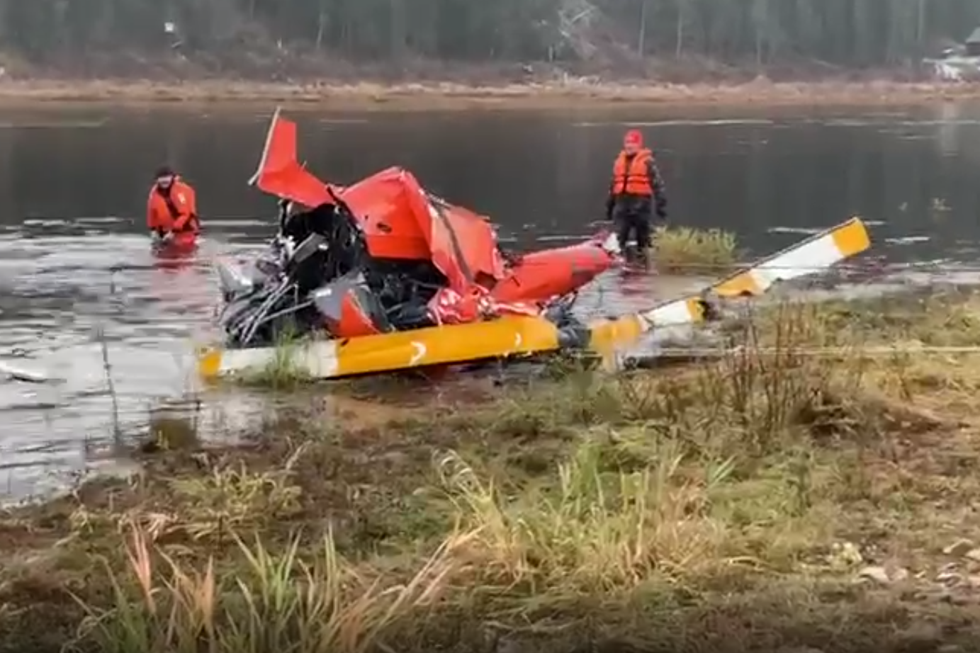 Потерпевший крушение под Вологдой вертолет вытащили из реки