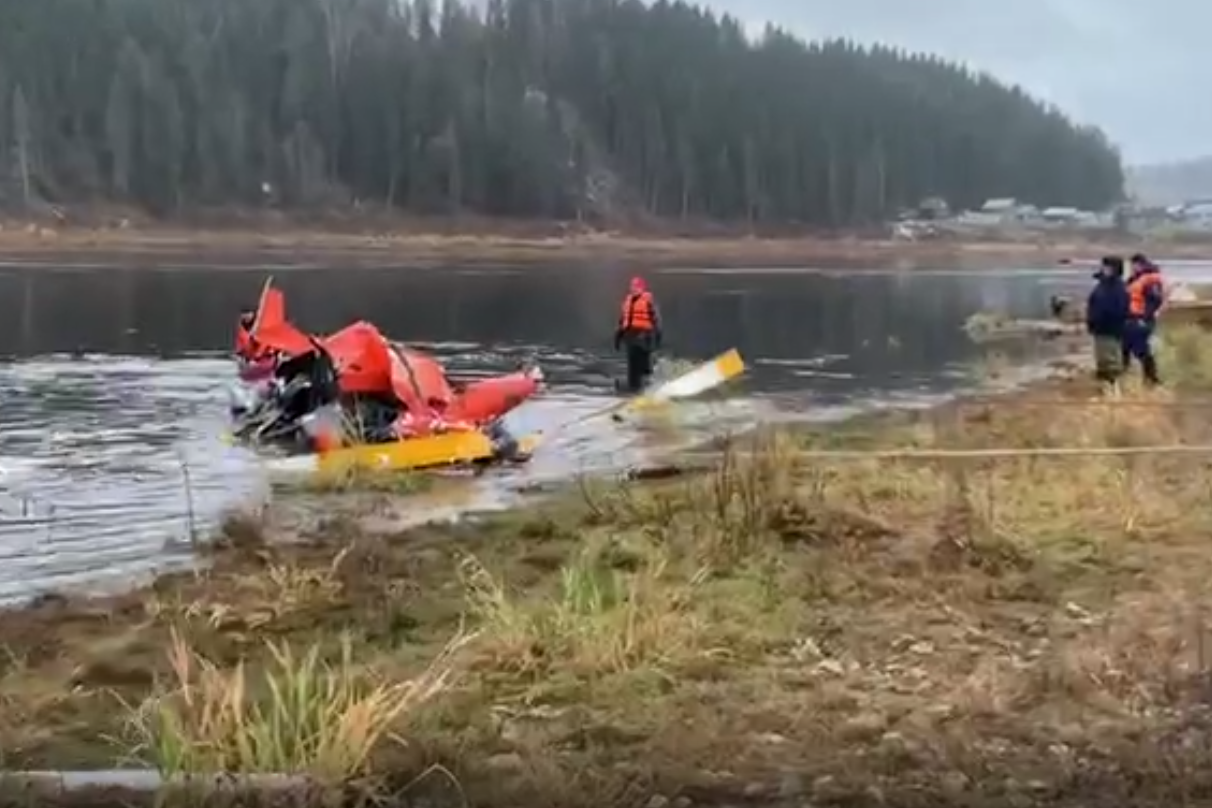 Спасатели обнаружили фрагменты вертолета, рухнувшего в реку в Вологодской области