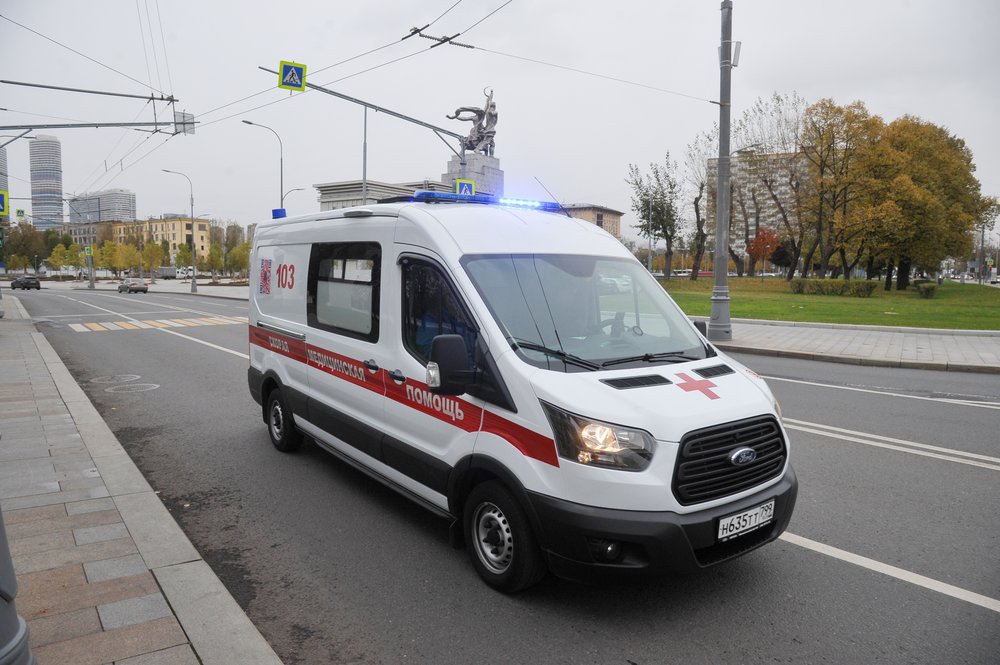 Три человека пострадали в ДТП с участием машины скорой помощи в Москве