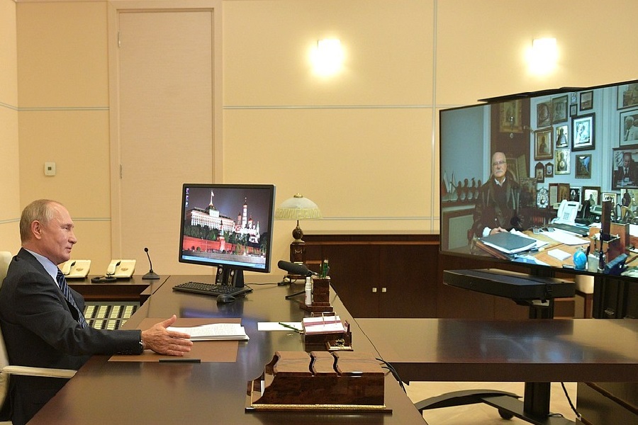 Михалков поблагодарил Путина за присвоение звания Героя Труда