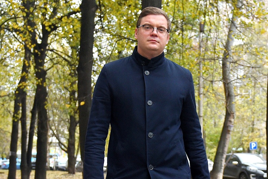 Глава управы района Сокол Алексей Борисенко начинает день с просмотра обращений горожан