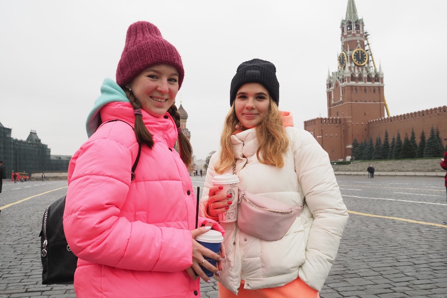 Гости столицы Елизавета Симакова (слева) и Яна Прокофьева очень любят приезжать в Москву и изучать достопримечательности города. Самыми красивыми местами они считают Красную площадь и парк «Зарядье»