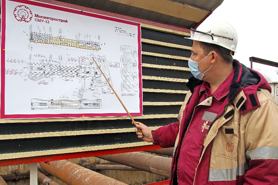 Заместитель главного инженера СМУ-12 Евгений Сатышев показывает, где будут располагаться вестибюли будущей станции БКЛ «Сокольники»