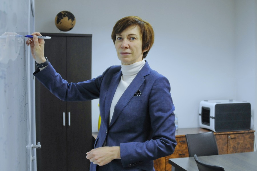 Генеральный директор компании — производителя систем обеззараживания воздуха Ольга Белобровцева пишет на доске показатели