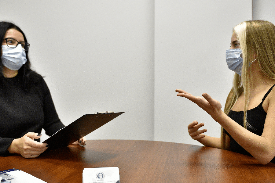Эксперт по подбору персонала крупного столичного кадрового агентства Гана Лысенко (слева) проводит собеседование с посетительницей Аленой Бабарыкиной. Разговор проходит с соблюдением мер санитарно-эпидемиологической безопасности