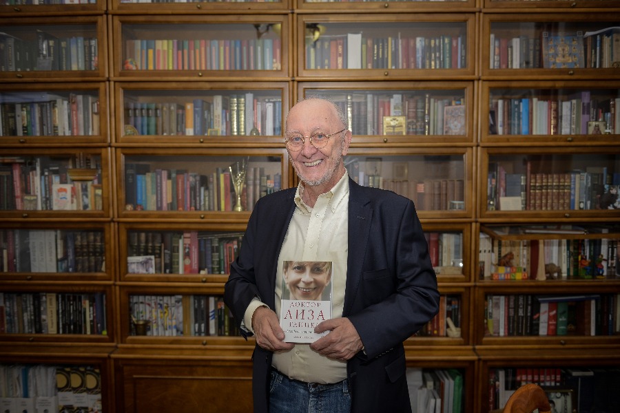 Глеб Глинка и книга, которая далась ему очень непросто. Даже сейчас муж и жена Глинки улыбаются чему-то вместе. Только она — с фотографии на обложке