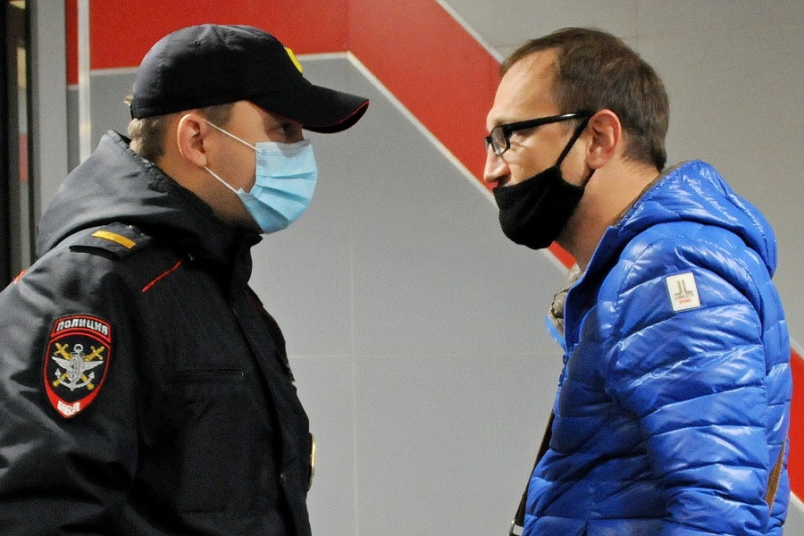 Полицейский патрульно-постовой службы линейного отдела полиции «Москва-окружная» старший сержант Алексей Косенков у входа на станцию «Ботанический сад» проводит с пассажиром Сергеем Корчагиным профилактическую беседу о ношении индивидуальных средств защиты