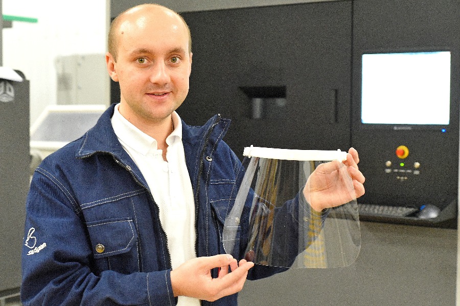 Руководитель производства компании-резидента особой экономической зоны «Технополис» Дмитрий Филиппов демонстрирует собранный защитный экран, сделанный с помощью новейших технологий