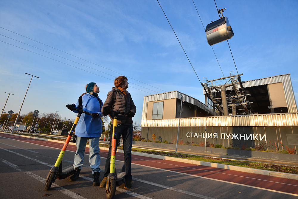 На самокатах Александр и Евгения Ивановы