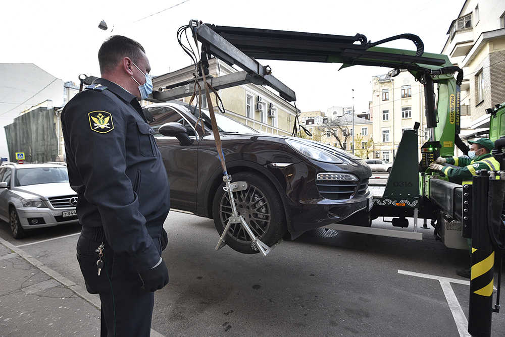 Юрист объяснил, когда приставы могут забрать машину за чужие долги