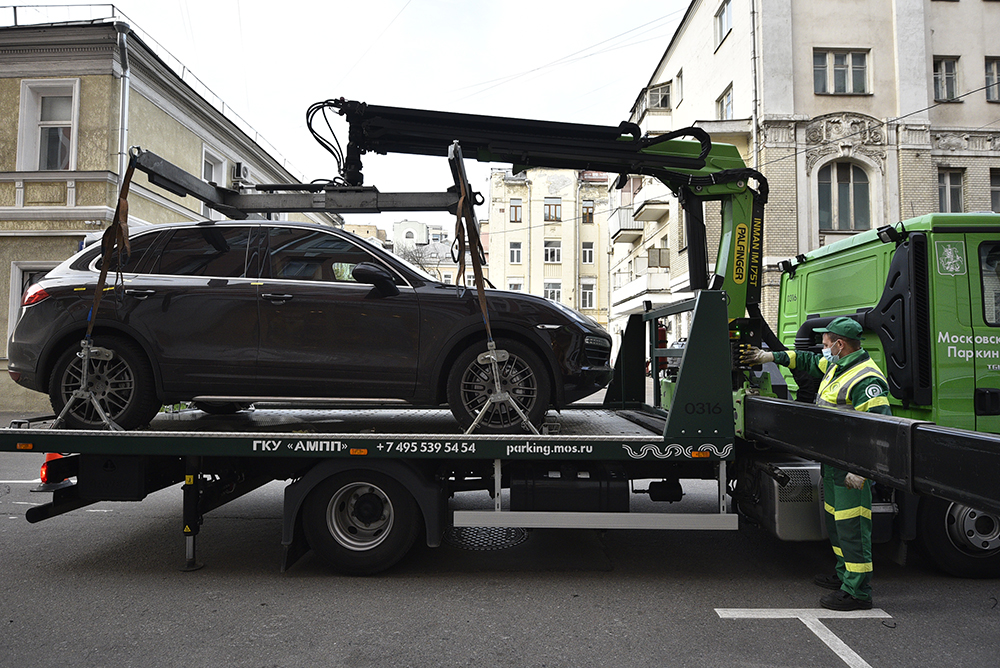 Эвакуаторы «Московского паркинга» помогли 59 машинам на новогодних каникулах