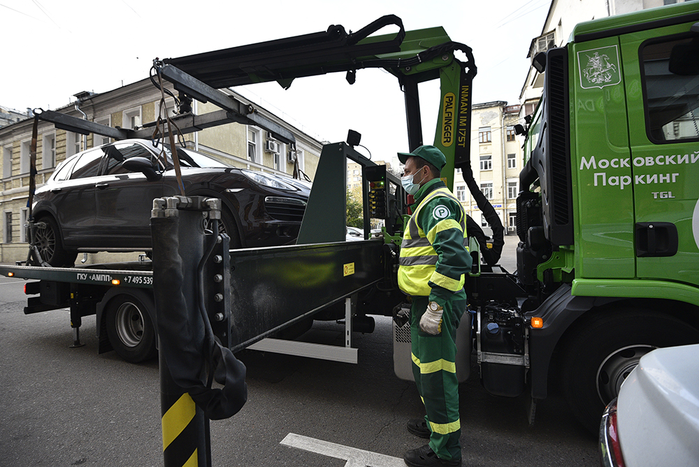 Москвич лишился Porsche Cayenne из-за штрафов в полмиллиона рублей за парковку
