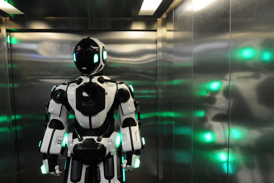 Алеша – робот, который у пассажиров МЦД научился проверять билеты и приобрел большую популярность 