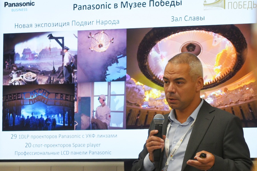 Руководитель отдела визуальных решений компании по разработке проекторов Николай Школьников рассказывает о 3D-инсталляции, которую создали в Музее Победы. Масштабная проекция демонстрирует хронику ключевых событий Великой Отечественной войны 