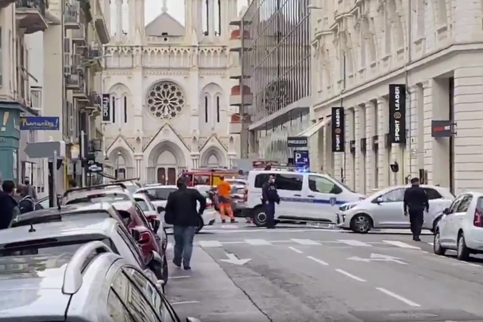 СМИ: Мужчина с ножом попытался напасть на полицейских в Авиньоне