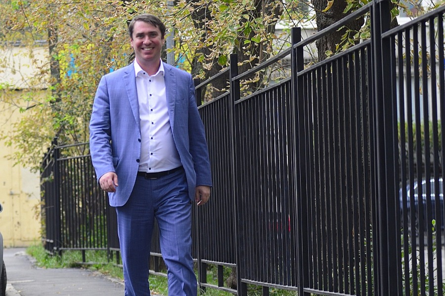 Глава управы Мещанского района Дмитрий Башаров возвращается с утреннего обхода на рабочее место