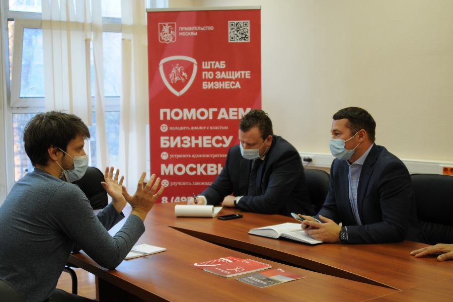 Юрист Дмитрий Кравченко (в центре) и начальник управления по обеспечению деятельности Штаба по защите бизнеса Анатолий Мальцан (справа) консультируют столичного предпринимателя Дмитрия Белова