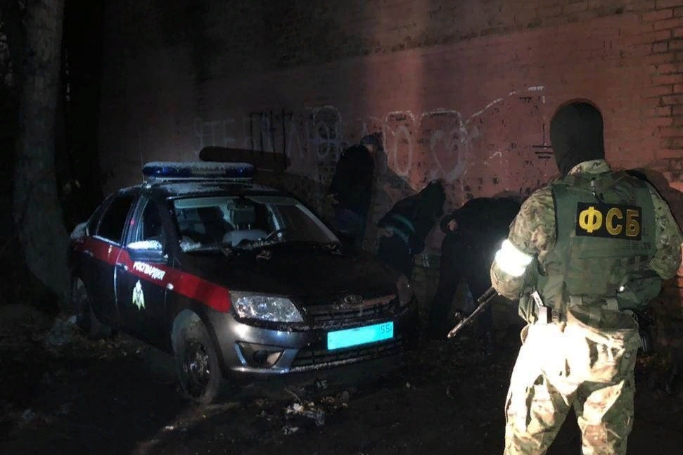 ФСБ задержала трех росгвардейцев в Омске за взятку и хранение наркотиков