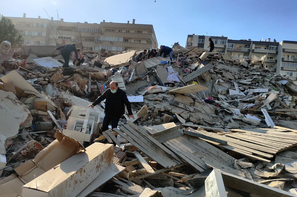Разрушение жилого дома после землетрясения в Турции попало на видео