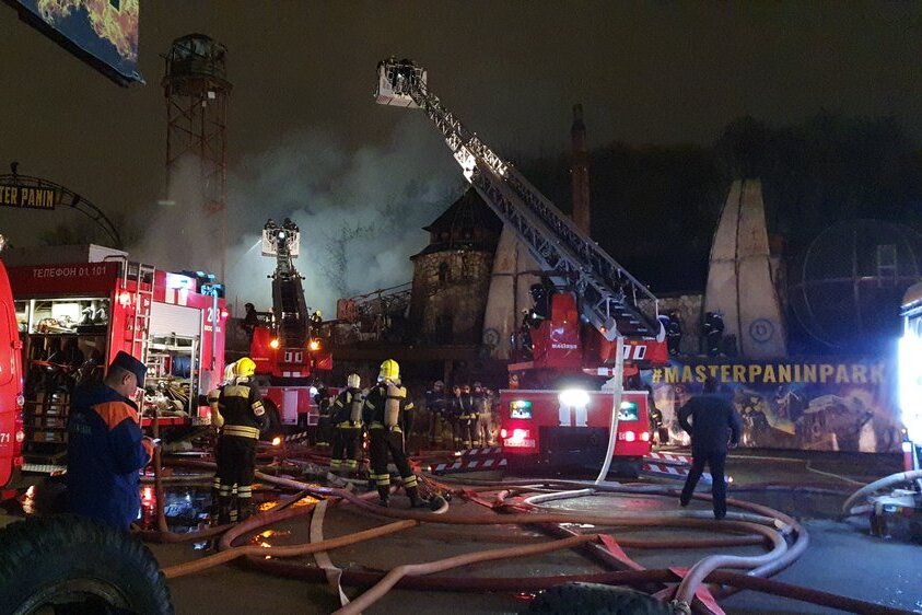 Пожар в парке киноприключений на западе Москвы потушили