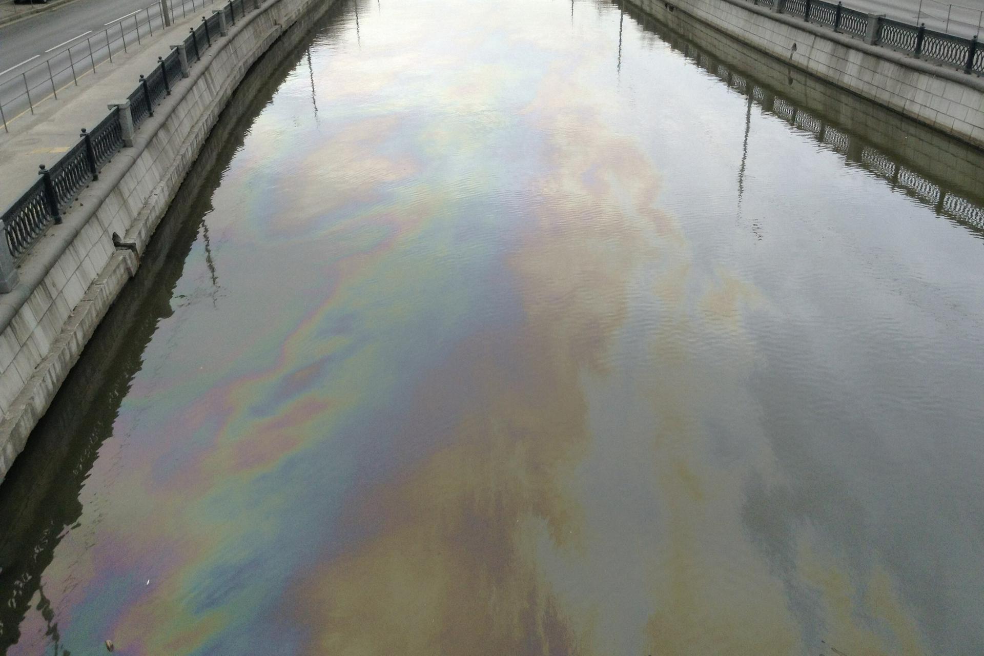 Насколько грязно. Загрязнение Москвы реки. Москва река грязная вода. Москва река грязная. Загрязнение реки Яузы.
