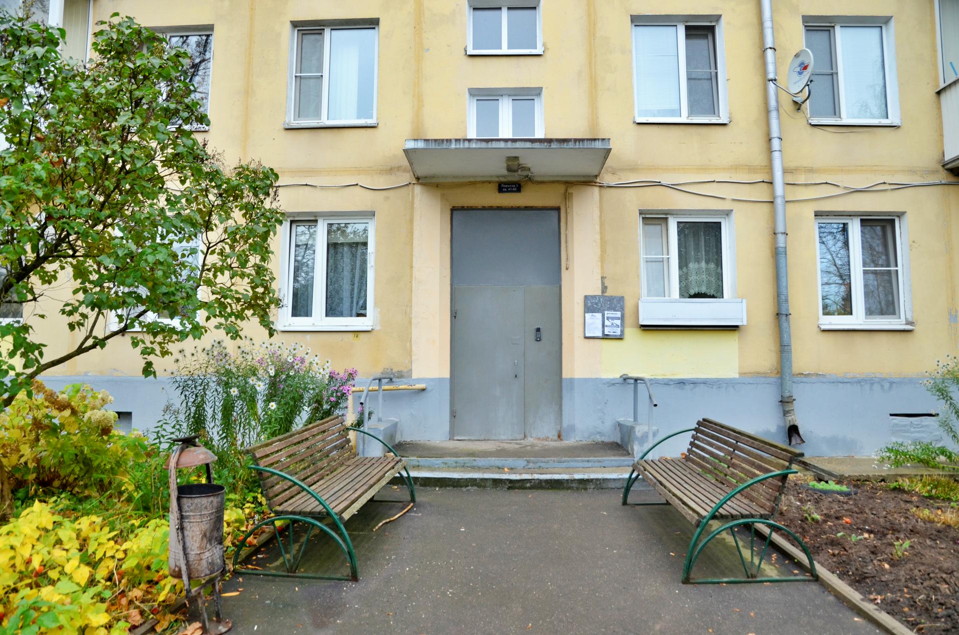 Напольная плита обрушилась в подъезде жилого дома на западе столицы