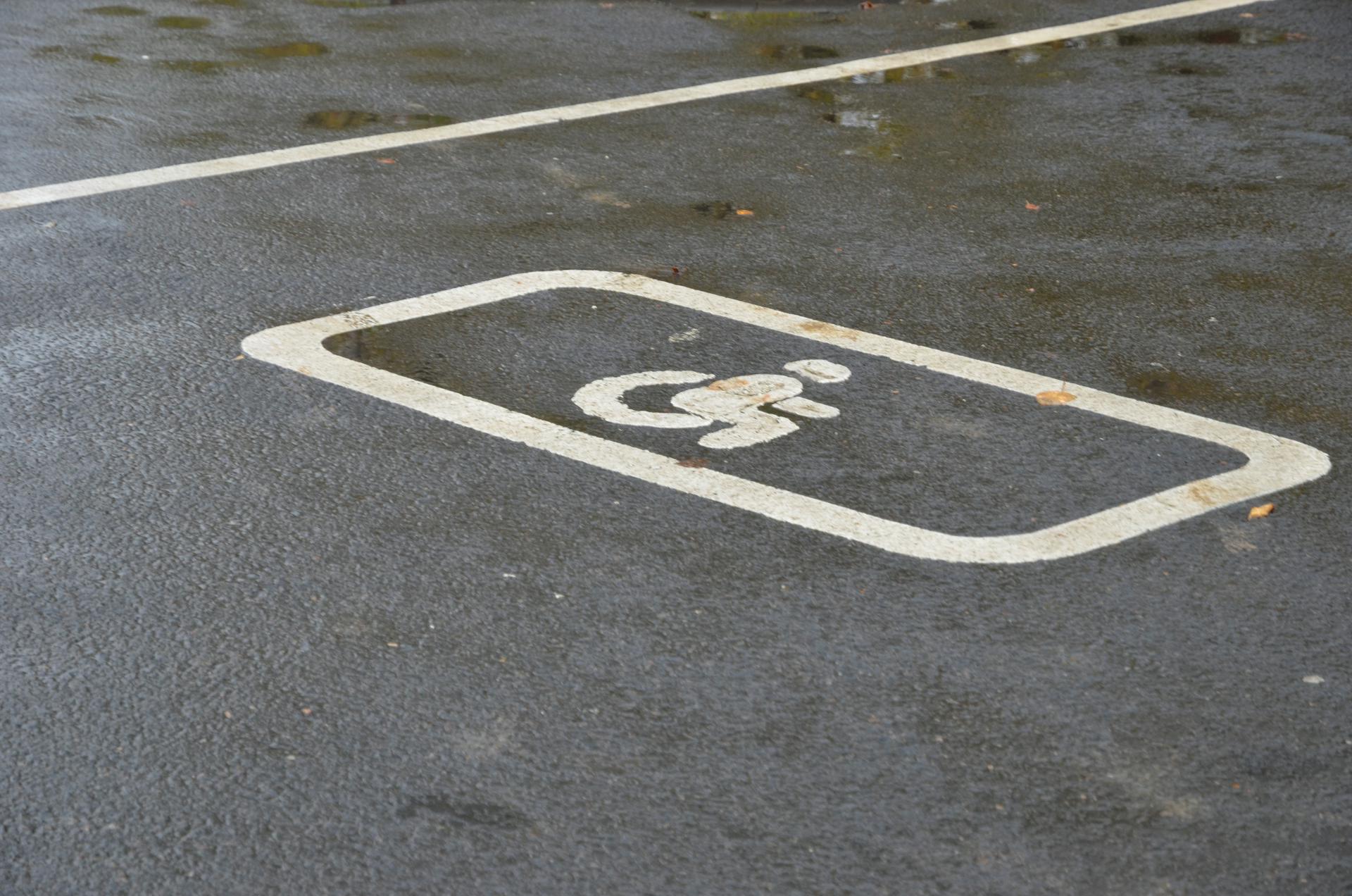 В дептрансе рассказали о парковках для людей с инвалидностью