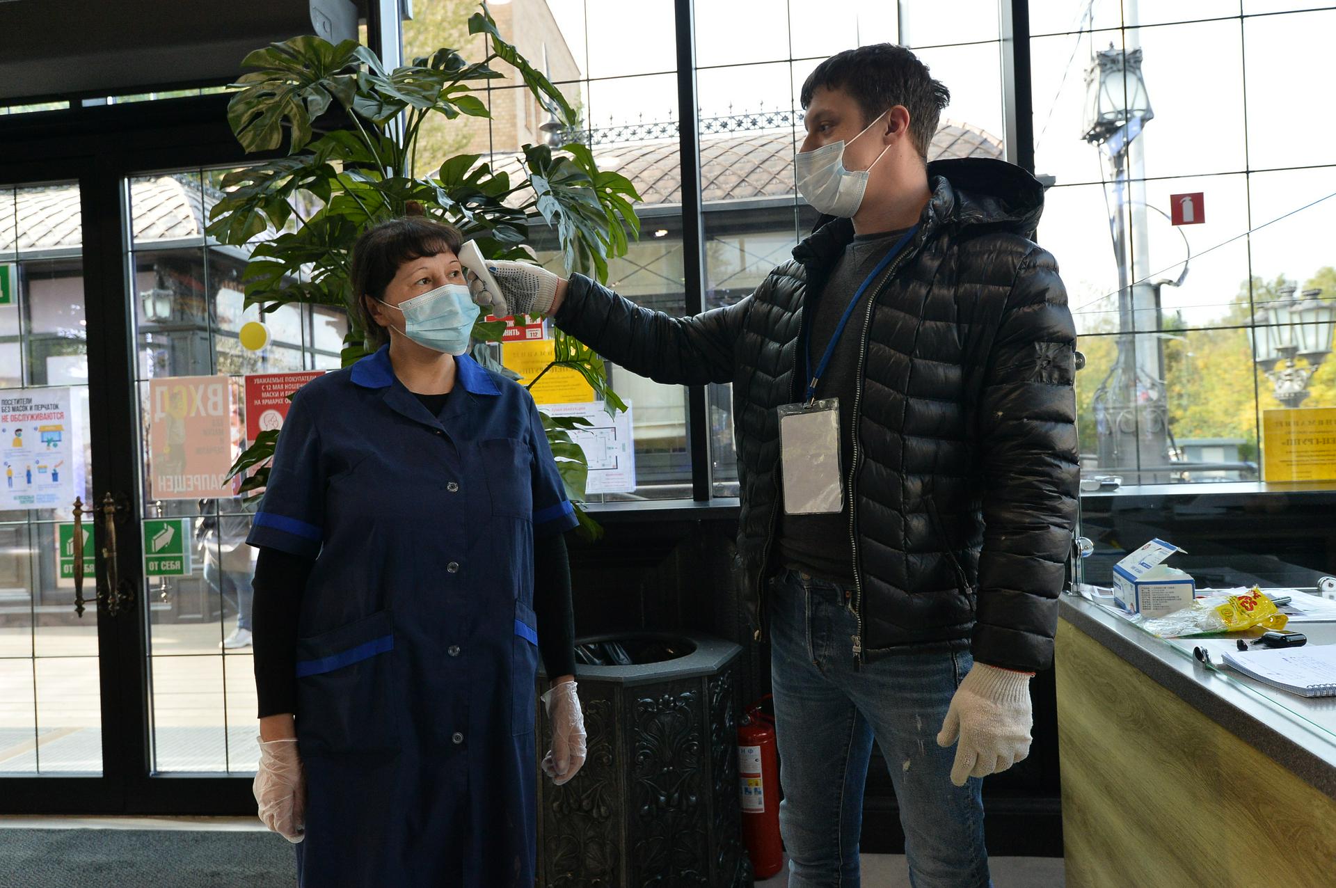 Более сотни торговых центров Подмосковья проверили на соблюдение масочного режима