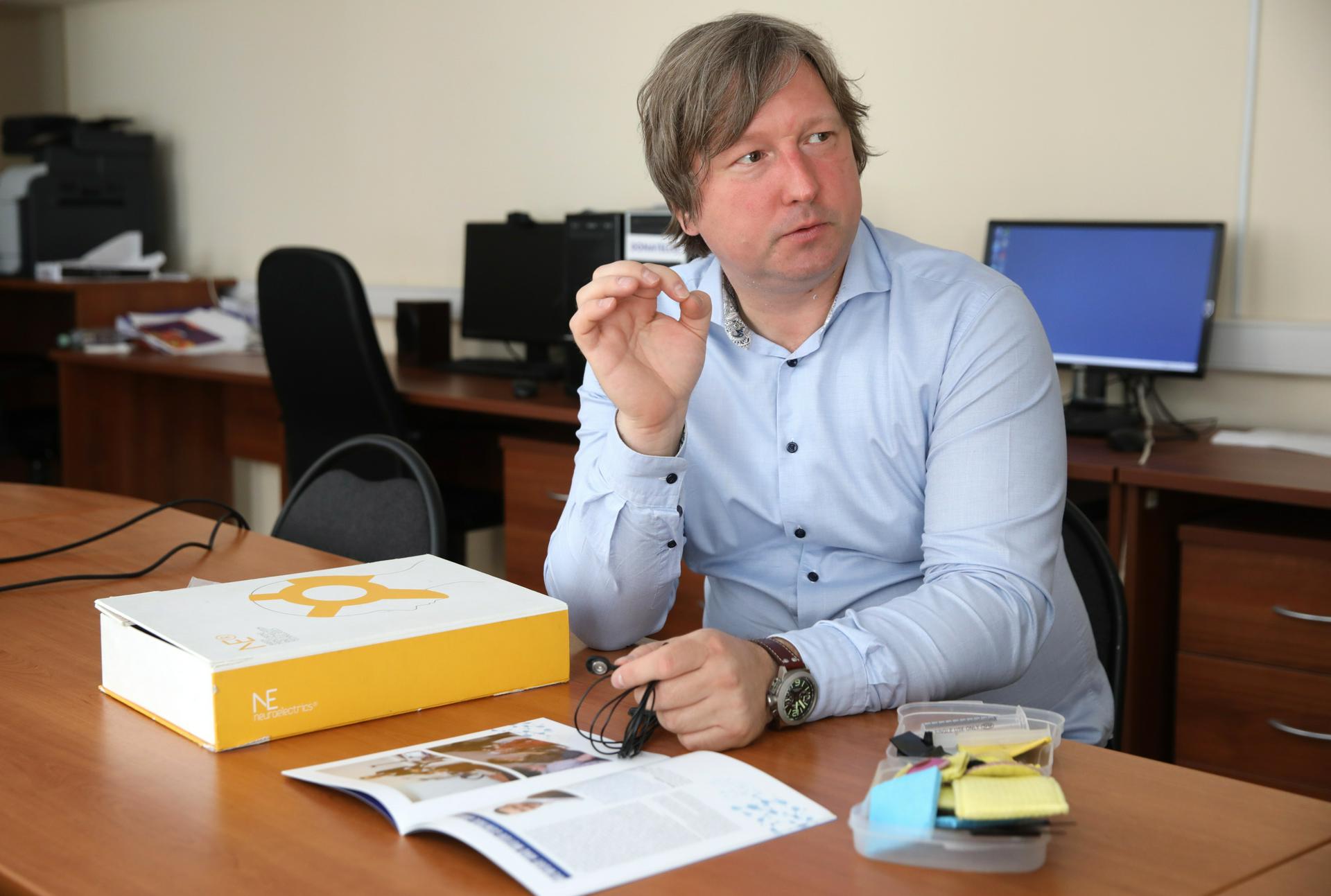 Директор Института когнитивных нейронаук, ведущий научный сотрудник Центра нейроэкономики и когнитивных исследований Василий Ключарев в центре нейроэкономики и когнитивных исследований на базе Департамента психологии НИУ ВШЭ