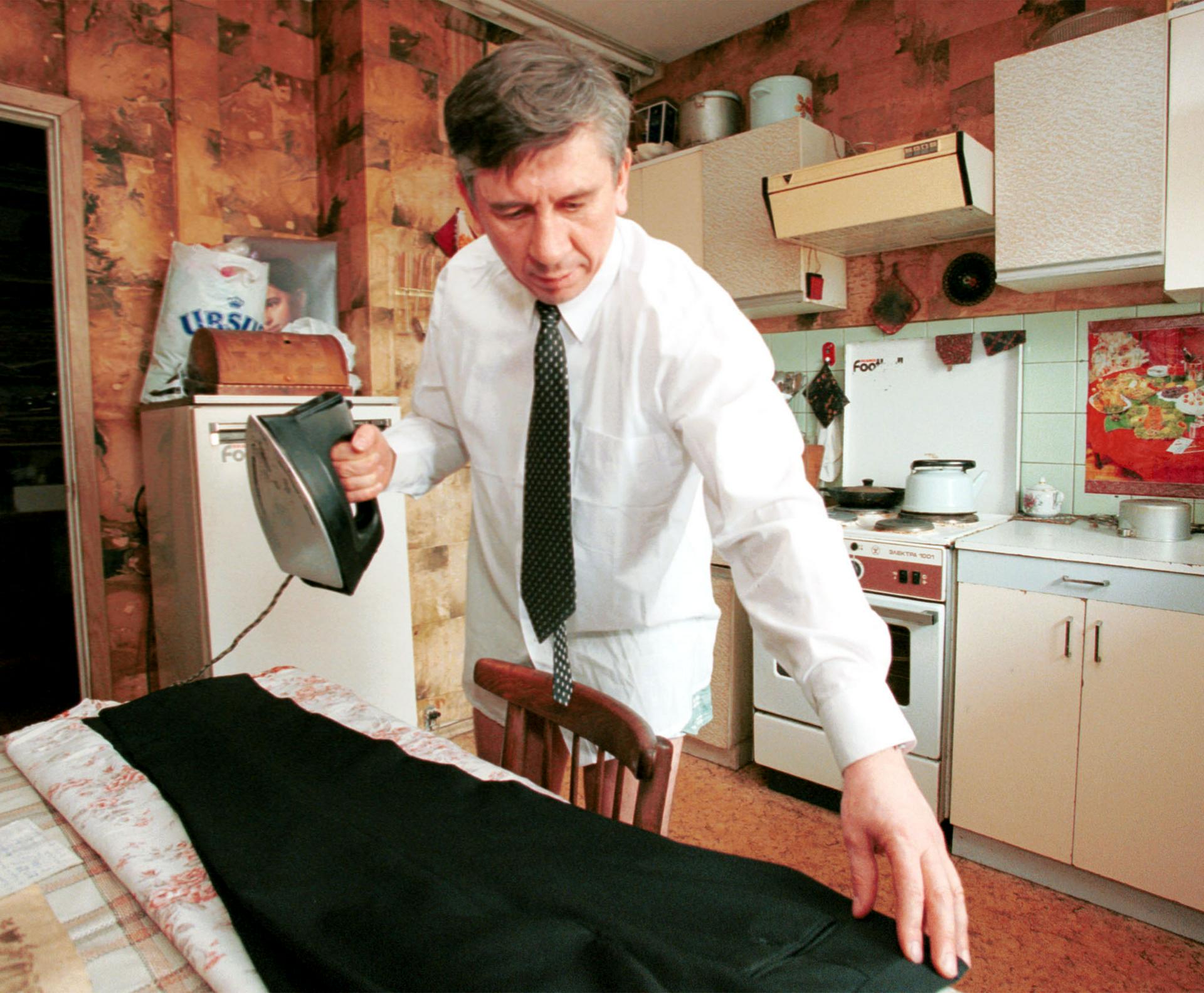 Знаменитый в начале 90-х по многочисленным рекламным роликам «МММ» Леня Голубков - артист театра «Зонг» Владимир Пермяков