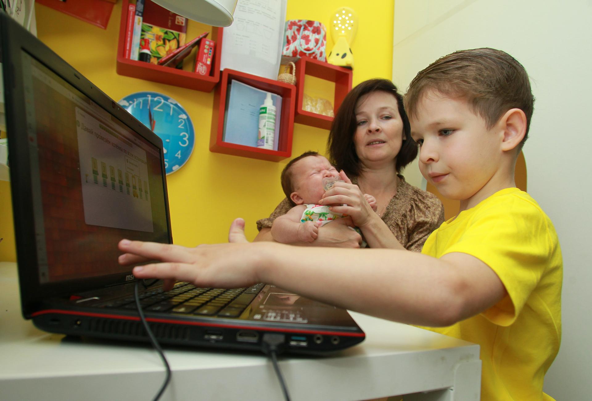 Более 200 тысяч раз столичные школьники посмотрели видеоуроки в МЭШ