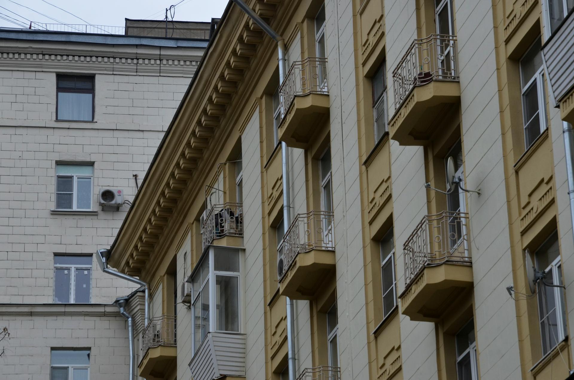 Застрявшую на балконе пенсионерку спустили на землю полицейские в Жуковском