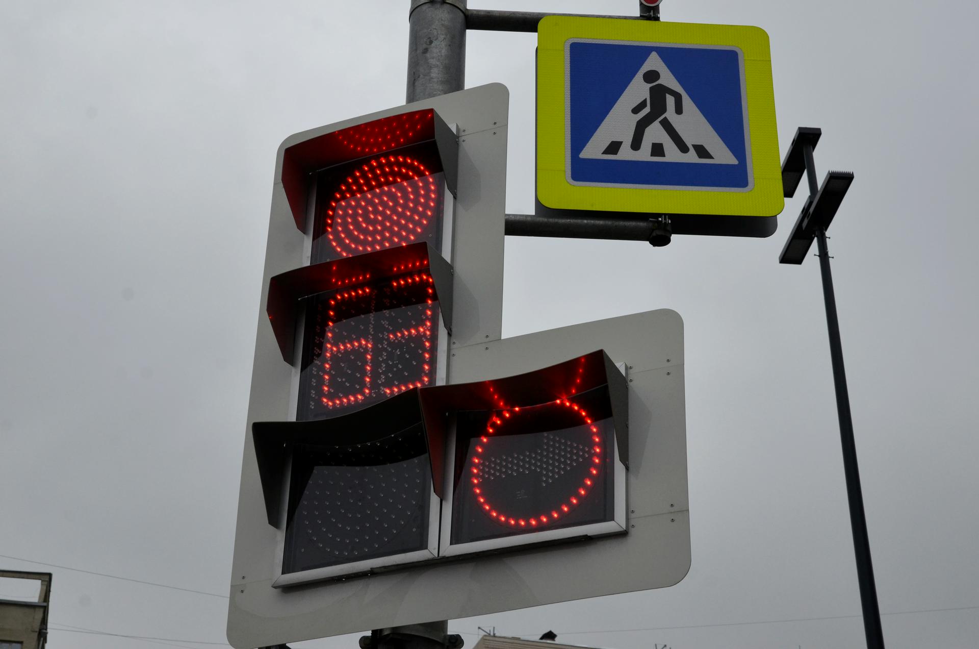 Переход на красный пешеход. Светофор ЦОДД. Пешеходный светофор. Современный светофор. Новые светофоры.