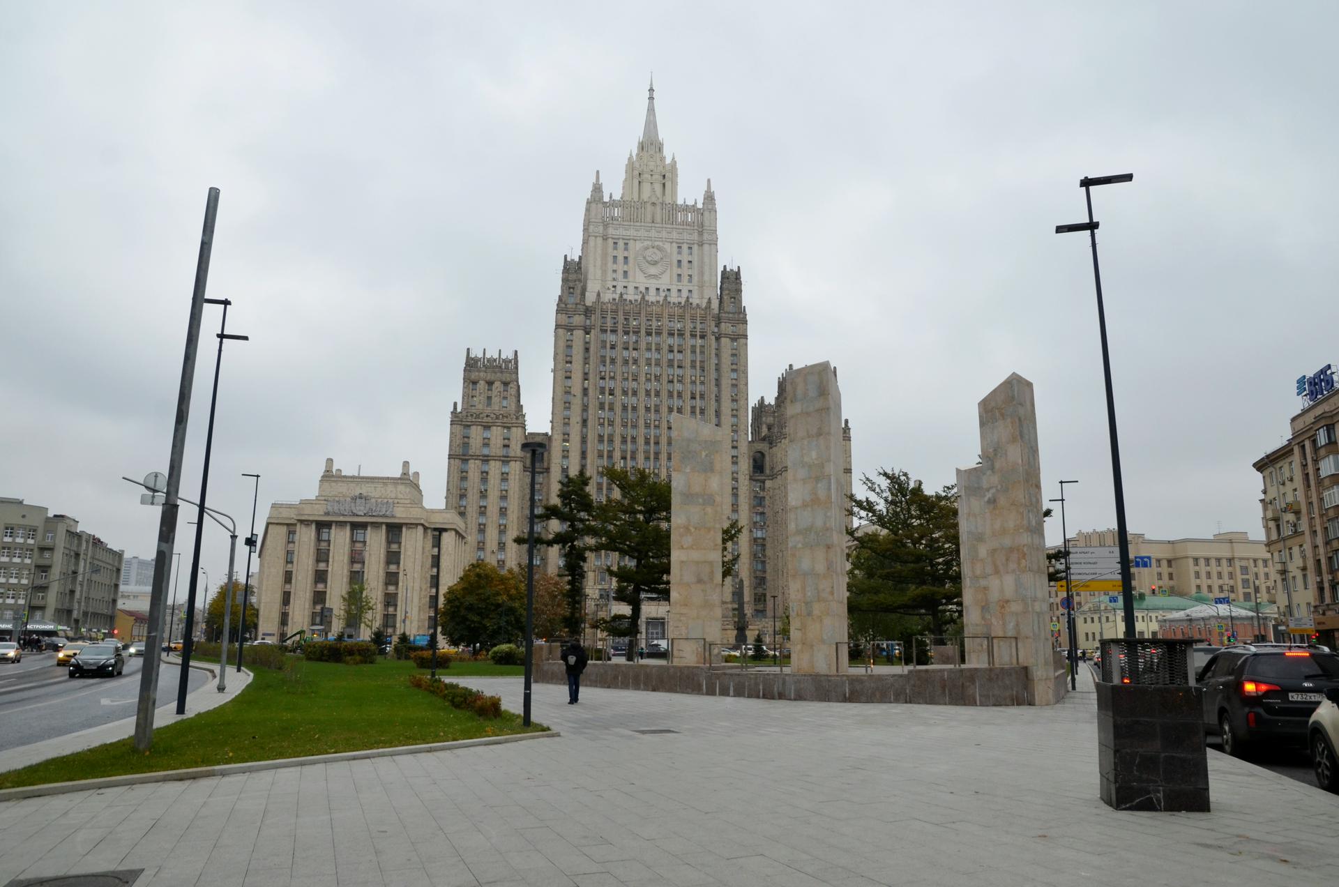 МИД РФ ответил на решение США ограничить оказание консульских услуг