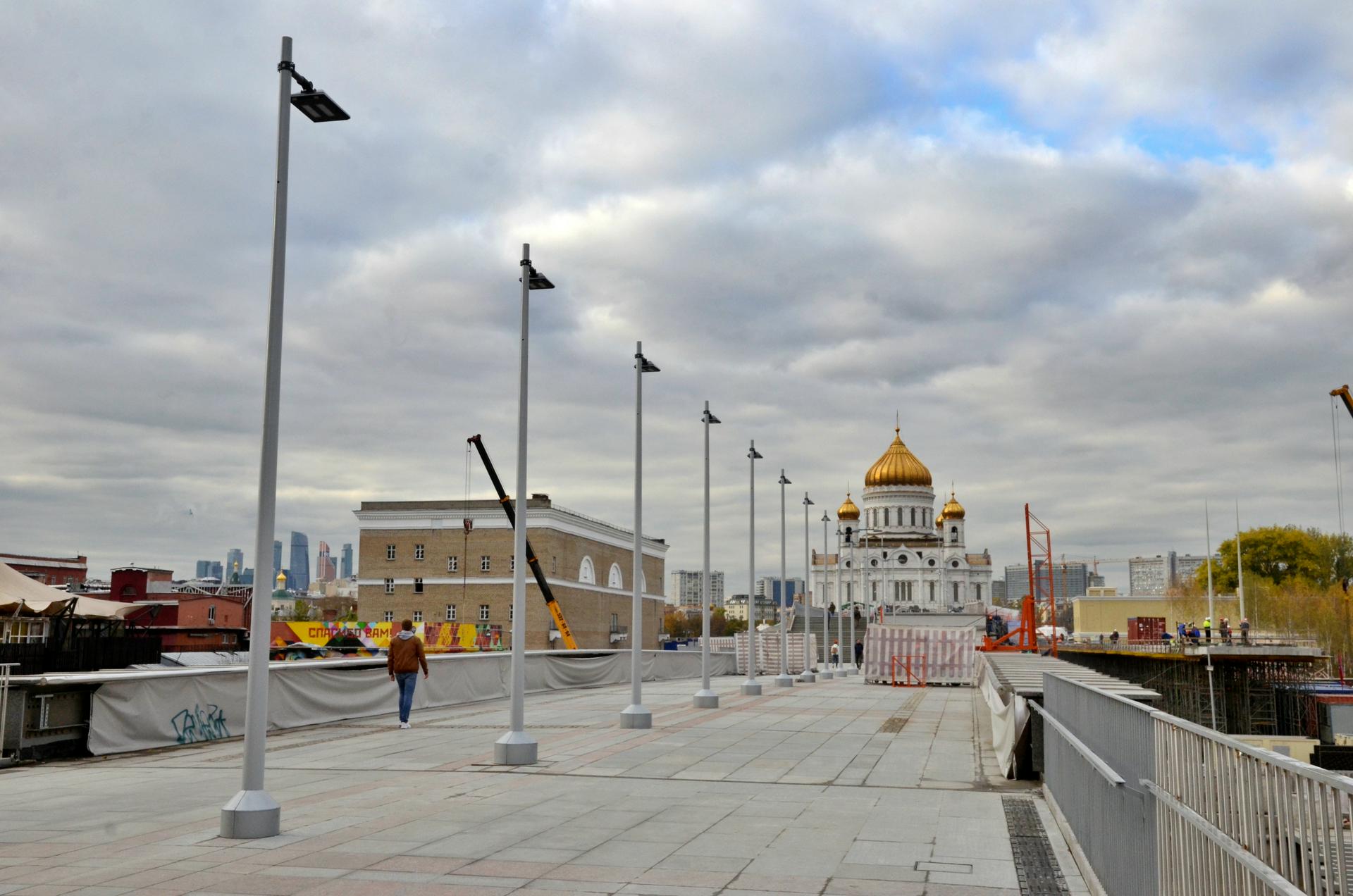 Пешеходную зону достроили между храмом Христа Спасителя и Якиманской набережной