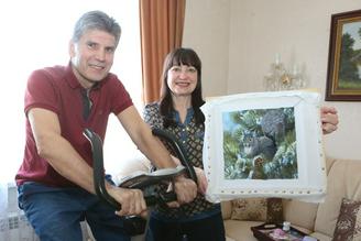 Горожане пожилого возраста рисуют и занимаются гимнастикой онлайн