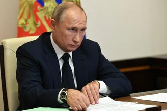 Путин попросил кабмин быть готовым к работе в новогодние праздники