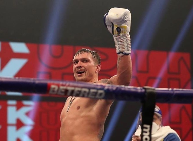Украинский боксер Александр Усик стал чемпионом мира по боксу в тяжелом весе