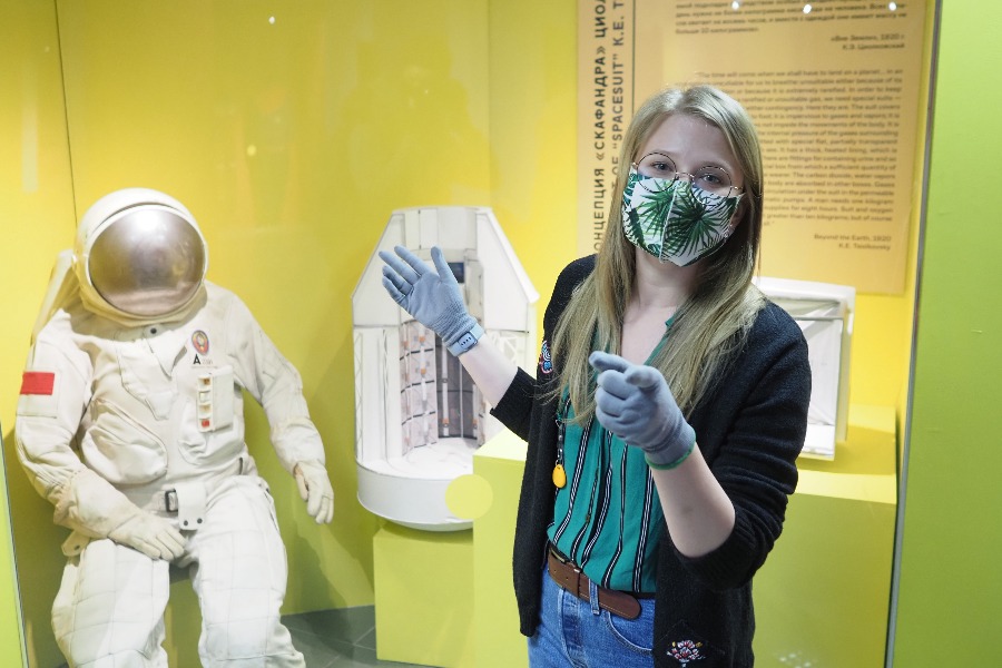 Хранитель музейных предметов Музея космонавтики Екатерина Буркаленко показывает разработанный в 1980-е годы макет скафандра для выхода в открытый космос