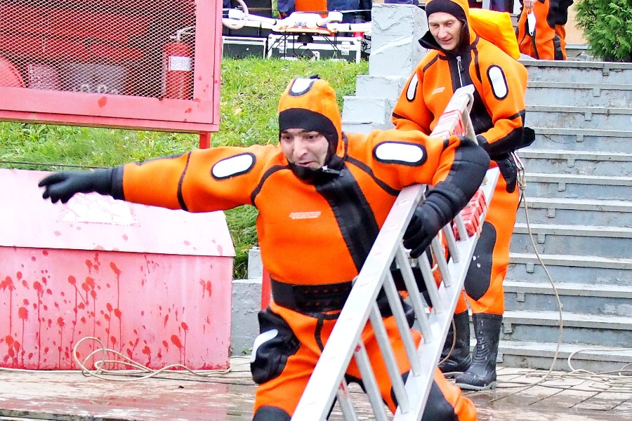 Спасатели Тимур Бахмудов (слева) и Михаил Буховка отрабатывают оказание помощи провалившемуся под лед