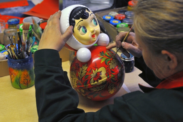 Художник по росписи игрушки - неваляшки на заводе в городе Котовск Тамбовской области
