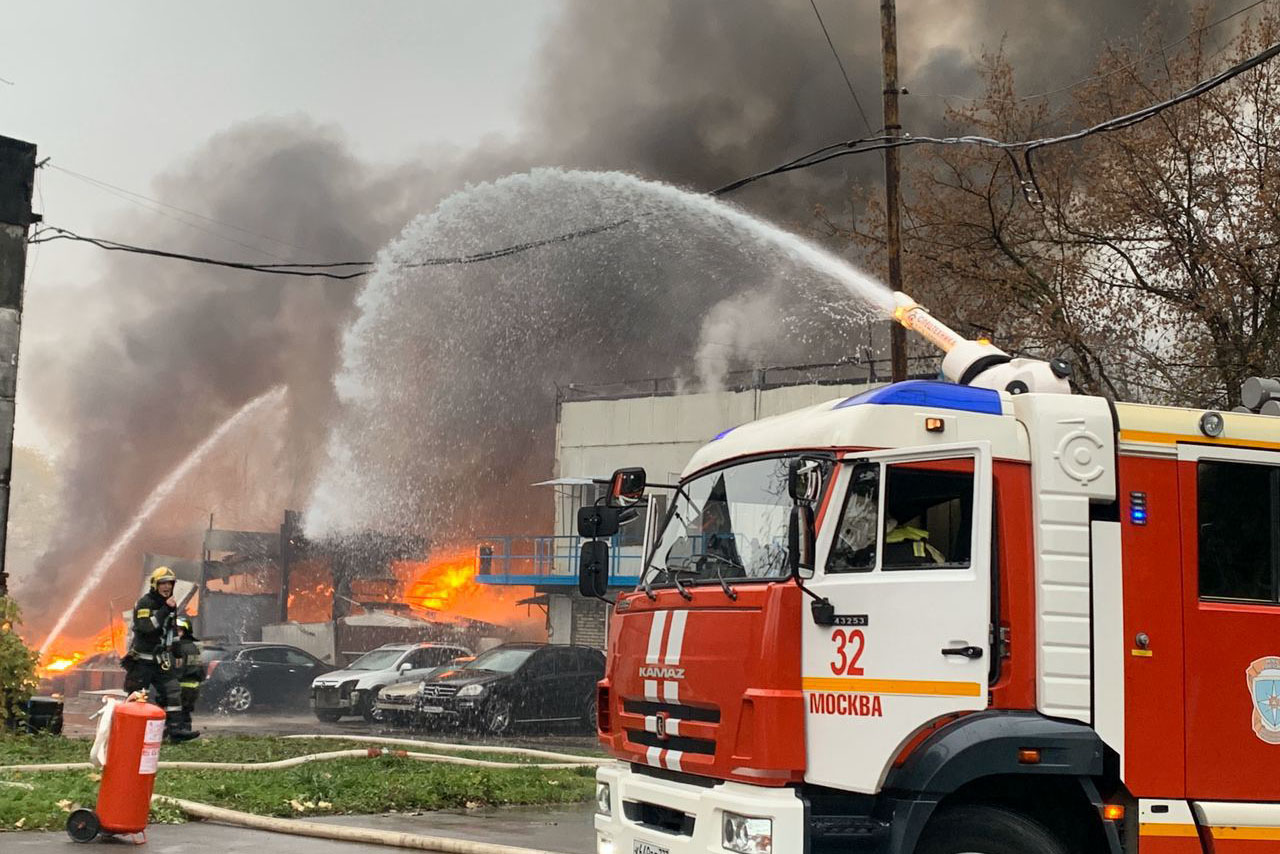 В Белгороде после серии громких хлопков загорелся частный дом